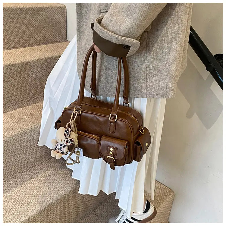 Barna vállszíj cipzáras táska szalag medálral és állítható hevederekkel