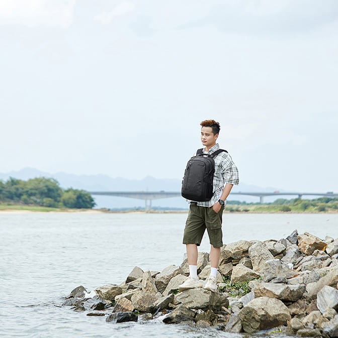 Plaid Travel Backpack 18 Inch Polyester 20-35L Curved Strap for School or Hiking