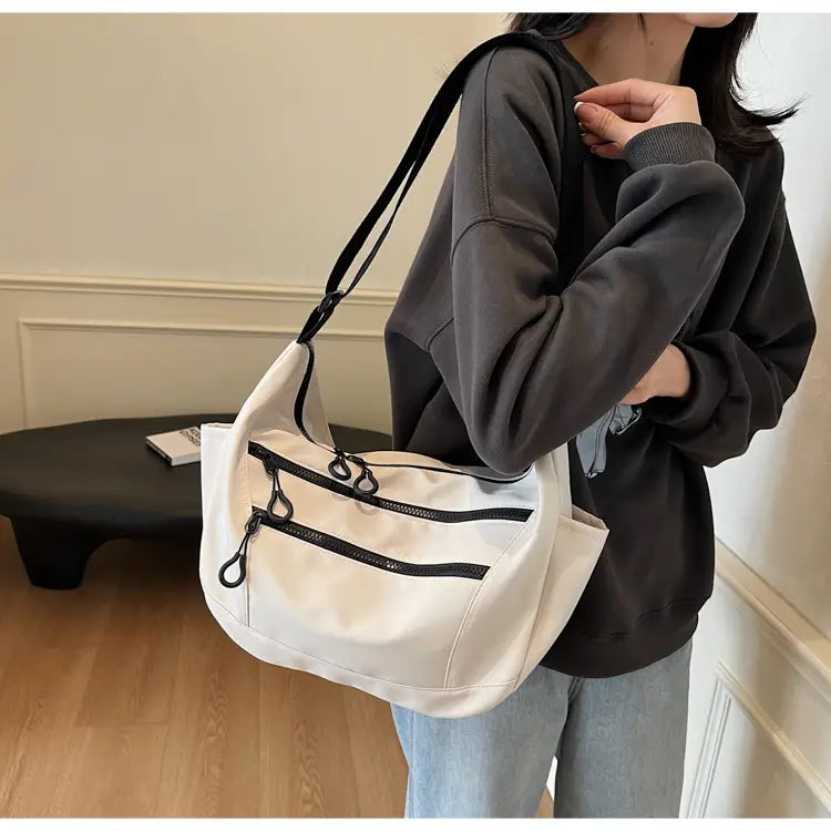 Lerret dumpling pose medium crossbody veske med glidelåslomme for kvinner