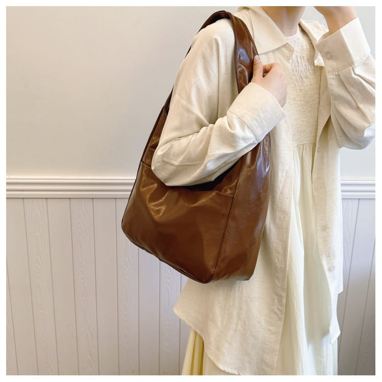 Simple commute underarm shoulder bag with polyester lining in multiple colors