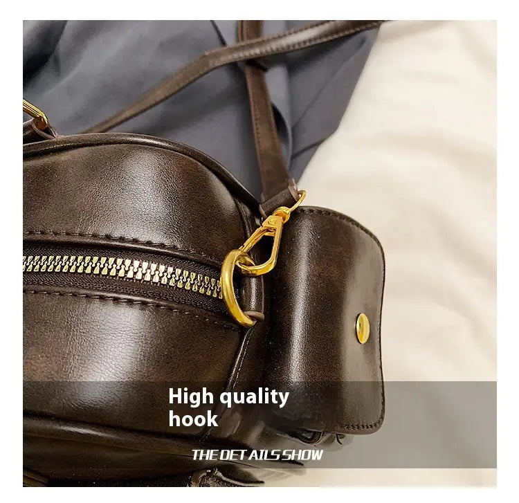 Barna vállszíj cipzáras táska szalag medálral és állítható hevederekkel