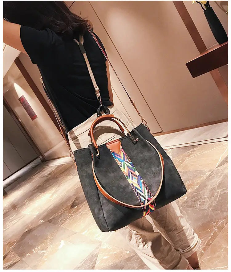 Summer Commute Female Bag with Multiple Pockets and Simple Design