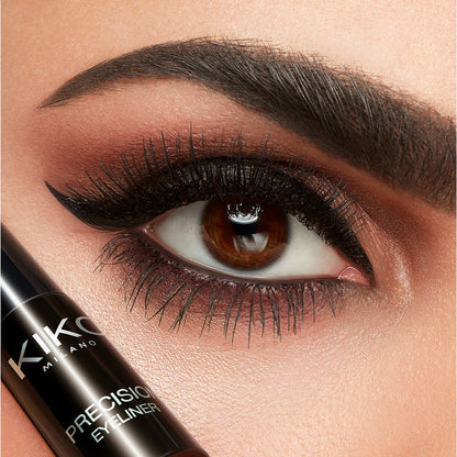 L'eyeliner liquide noir est durable et résistant à l'eau 