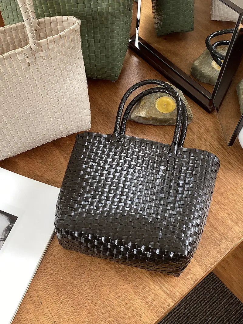 Pieni koko ja suuret mukit useita värejä kahvin ruskea vaaleanpunainen musta kahva korkeus