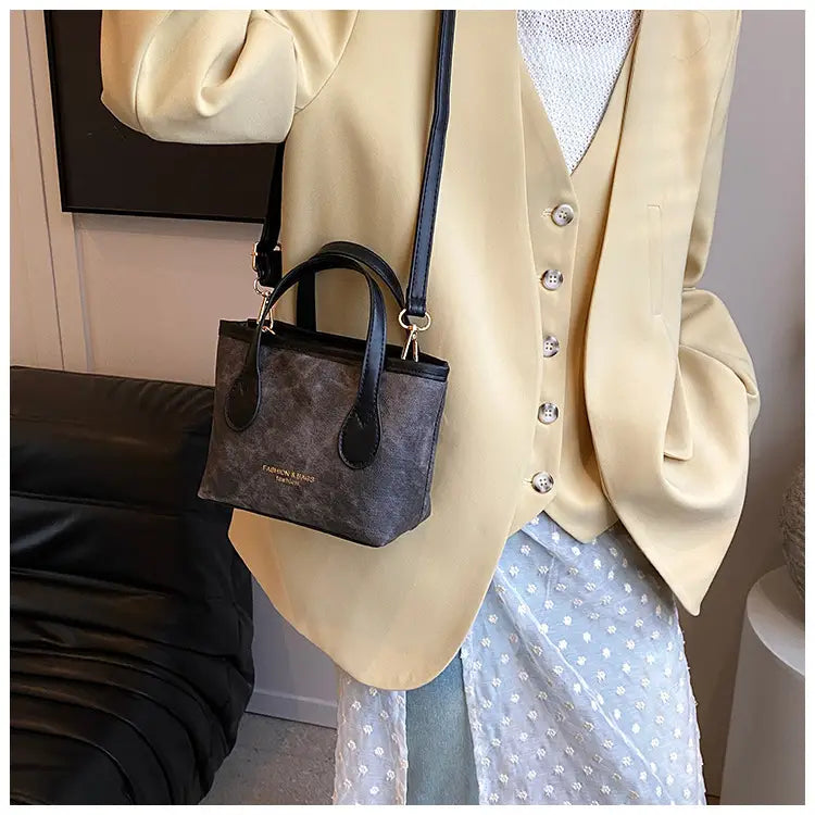 Medium PU axelväska för kvinnor svartbrun med intern mobiltelefonficka