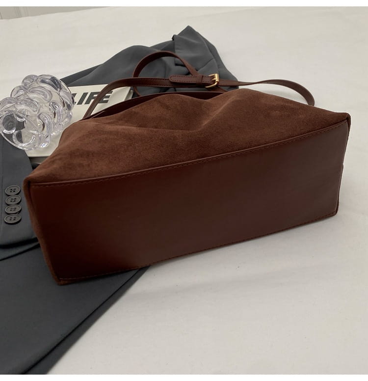 Retro Fashion Shoulder Bag with Polyester Lining for Travel and Daily