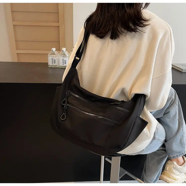 Lerret dumpling pose medium crossbody veske med glidelåslomme for kvinner