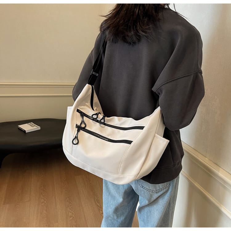 Lerret dumpling pose medium crossbody veske med glidelåslomme for kvinner