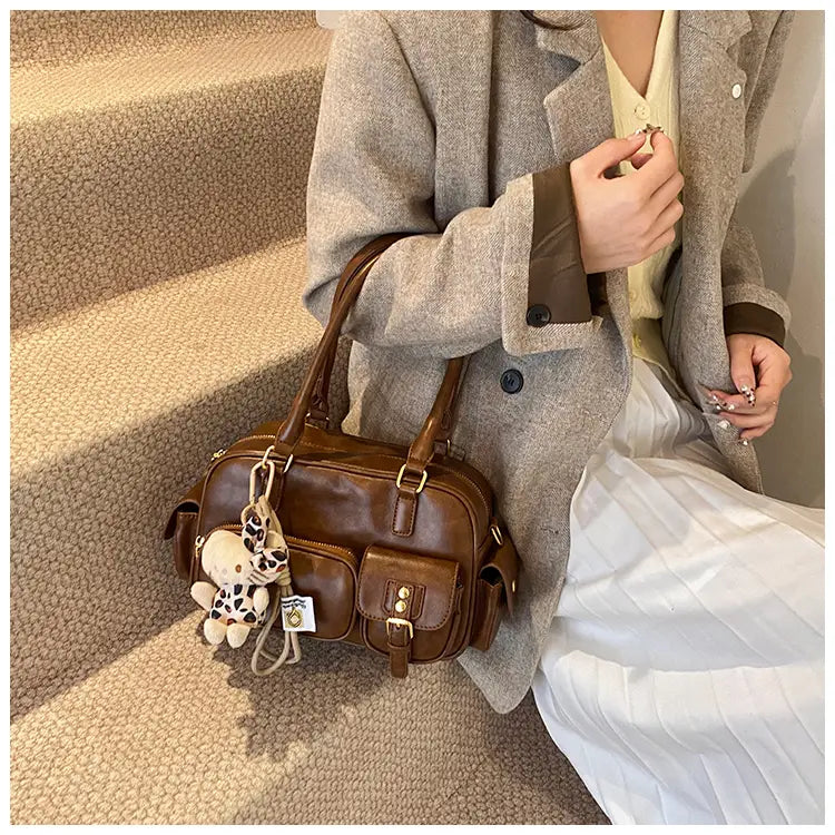 Barna vállszíj cipzáras táska szalag medálral és állítható hevederekkel