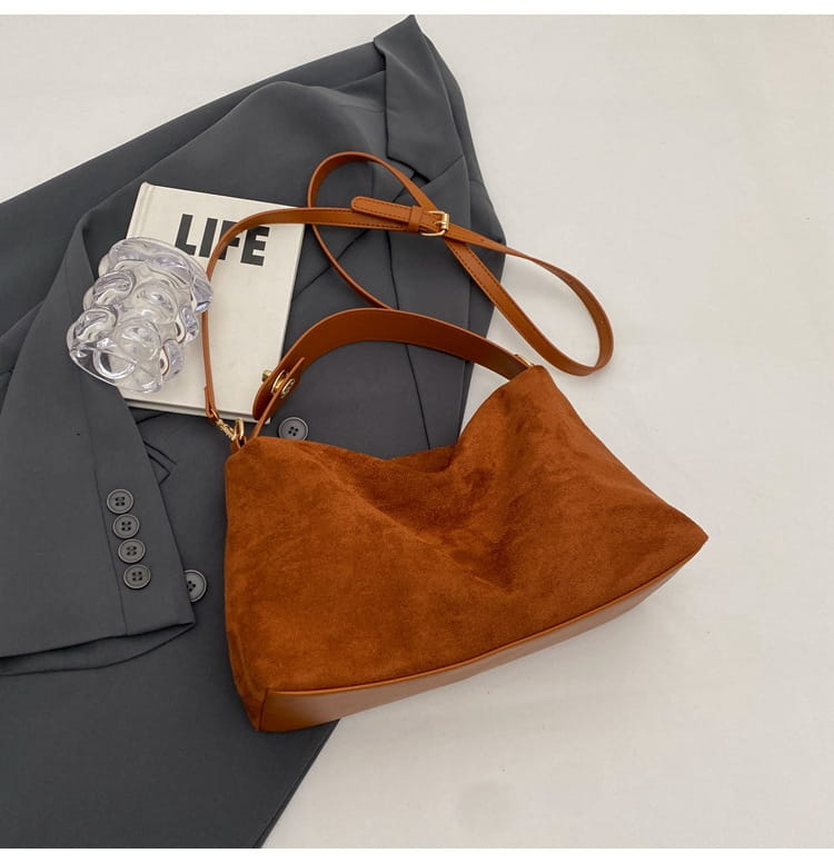 Retro Fashion Shoulder Bag with Polyester Lining for Travel and Daily