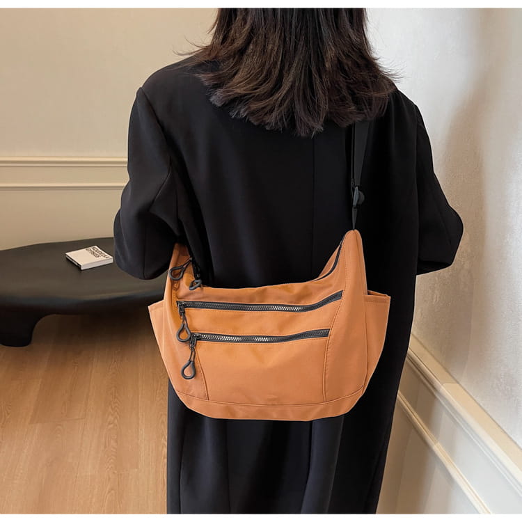 Lerret dumpling pose medium crossbody veske med glidelåslomme for kvinner