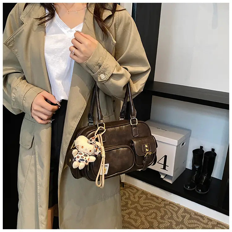 Barna vállszíj cipzáras táska szalag medálral és állítható hevederekkel