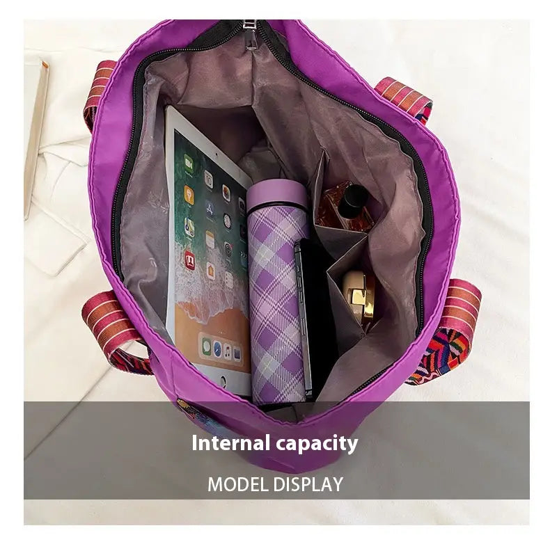 Lila Oxford tyg resväska med svarta ränder och dubbla axelanslutningar