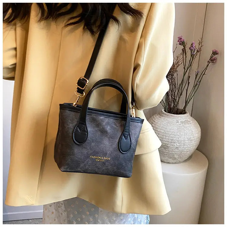 Medium PU axelväska för kvinnor svartbrun med intern mobiltelefonficka