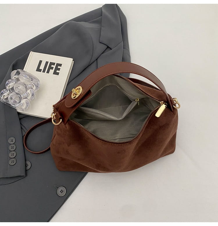 Retro Fashion Shoulder Bag with Polyester Lining for Travel and Daily