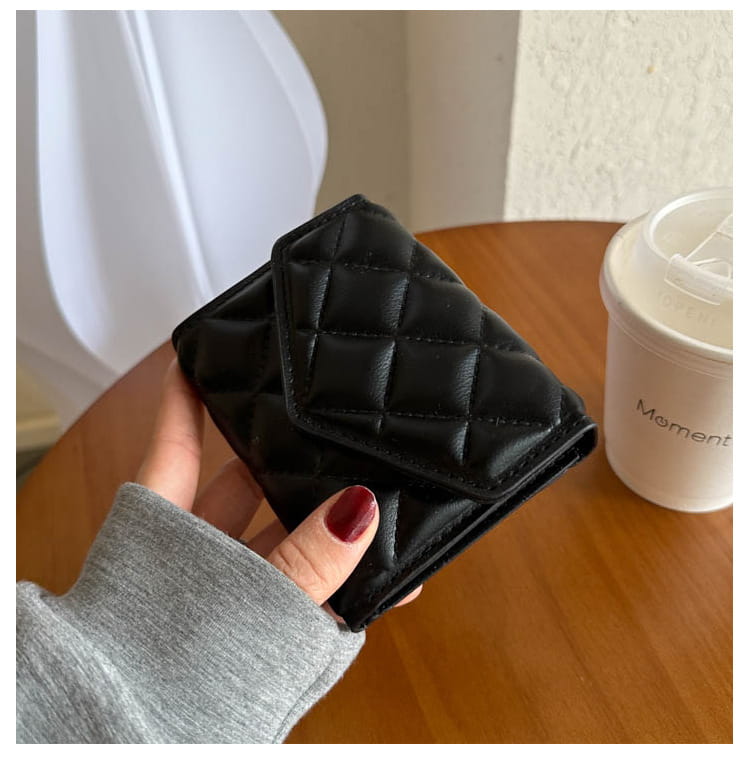 Kiváló minőségű poliészter bélésszövet, 11,5 hüvelyk szélességű és 9,5 hüvelyk magas, 1 mm vastagsággal, amely alkalmas különféle varrási projektekhez.