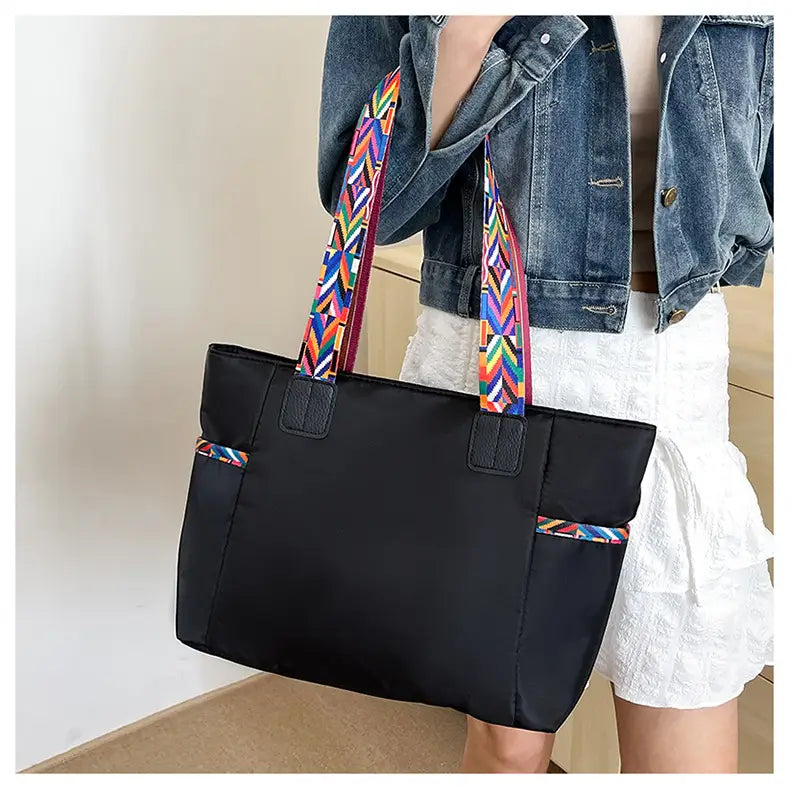 Lila Oxford tyg resväska med svarta ränder och dubbla axelanslutningar