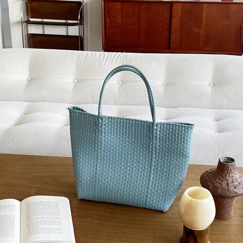 Pieni koko ja suuret mukit useita värejä kahvin ruskea vaaleanpunainen musta kahva korkeus