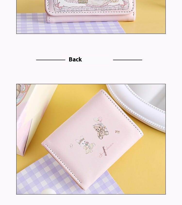 Beochan cartúin spraíúil ina bhfuil dearaí taibhse cat bó agus graifítí, ag cur béime ar marthanacht agus ar achomharc aeistéitiúil