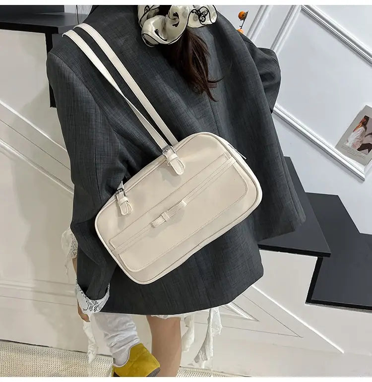 Mála gualainn flap meánach PU le scairf síoda agus bogha péarla do mhná