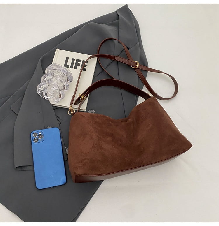 Retro Fashion Shoulder Bag with Polyester Lining for Travel and Daily