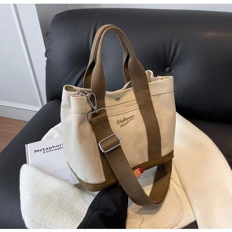 Sac de seau en toile beige avec conception d'épaule à fermeture éclair multiple de poches