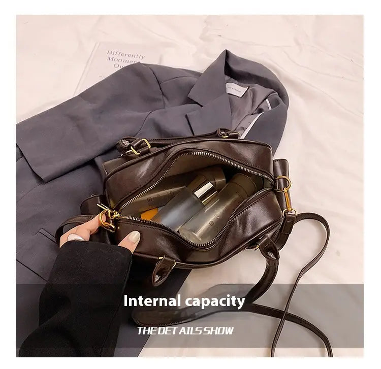 Barna vállszíj cipzáras táska szalag medálral és állítható hevederekkel