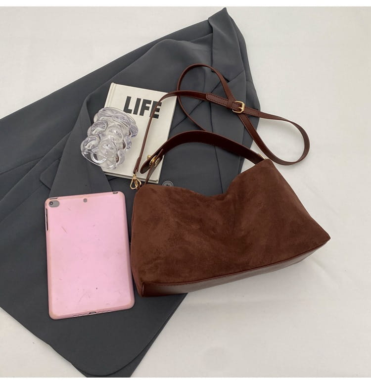 Retro Fashion Shoulder Bag with Polyester Lining for Travel and Daily