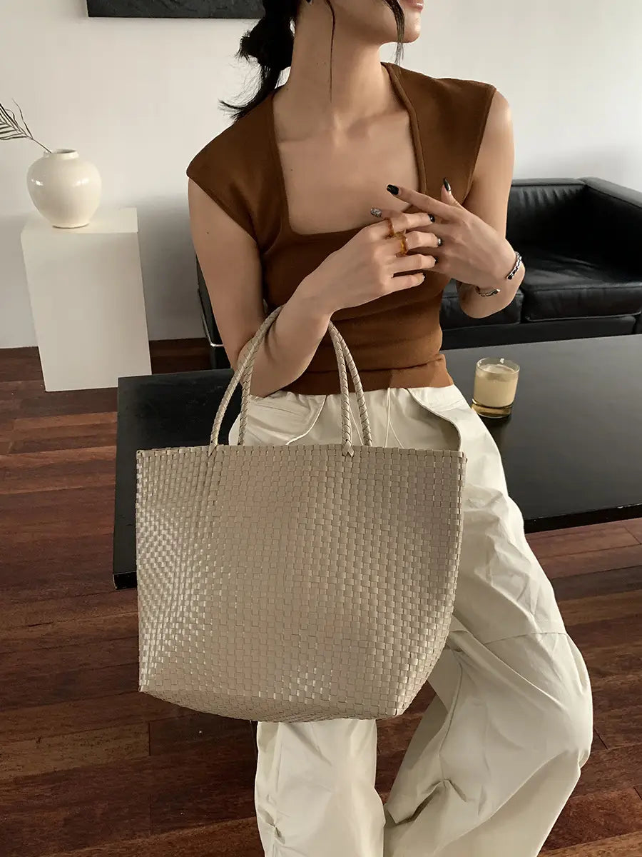 Pieni koko ja suuret mukit useita värejä kahvin ruskea vaaleanpunainen musta kahva korkeus