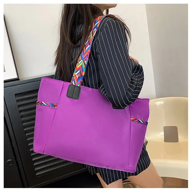 Lila Oxford tyg resväska med svarta ränder och dubbla axelanslutningar