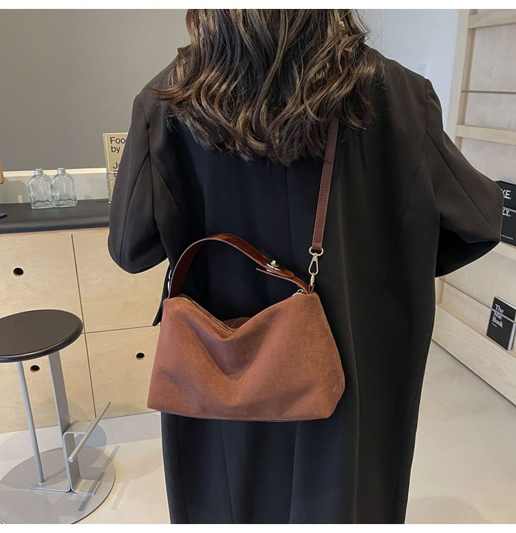 Retro Fashion Shoulder Bag with Polyester Lining for Travel and Daily