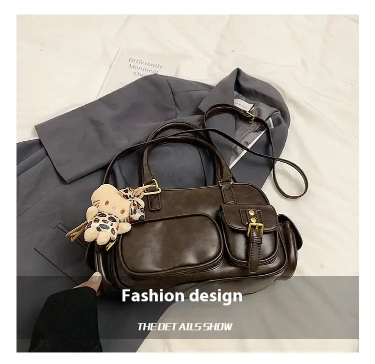 Barna vállszíj cipzáras táska szalag medálral és állítható hevederekkel