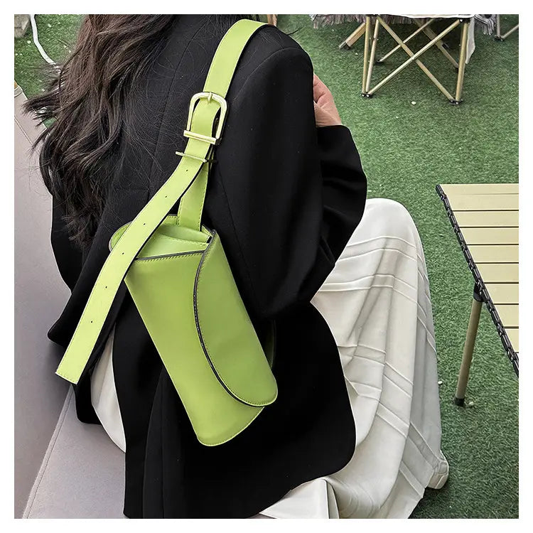 Milky White Cylinder Pu axelväska Justerbar remmulti-färghandväska