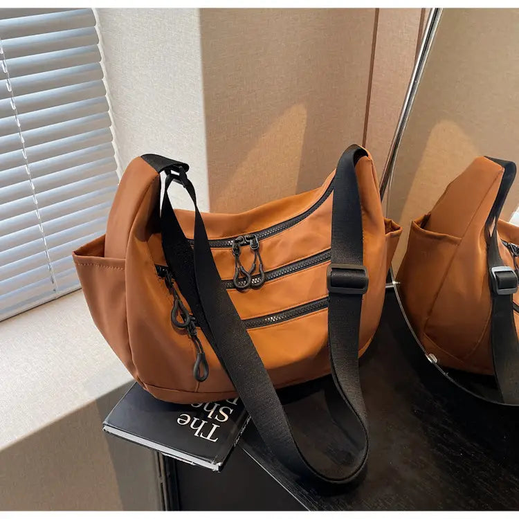 Lerret dumpling pose medium crossbody veske med glidelåslomme for kvinner