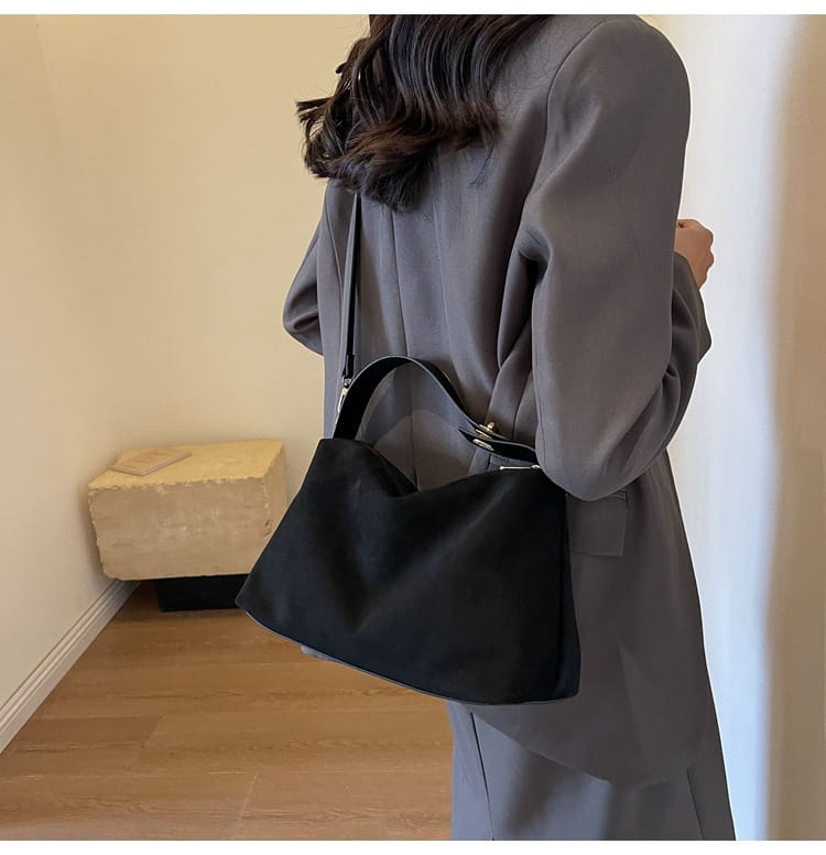 Retro Fashion Shoulder Bag with Polyester Lining for Travel and Daily