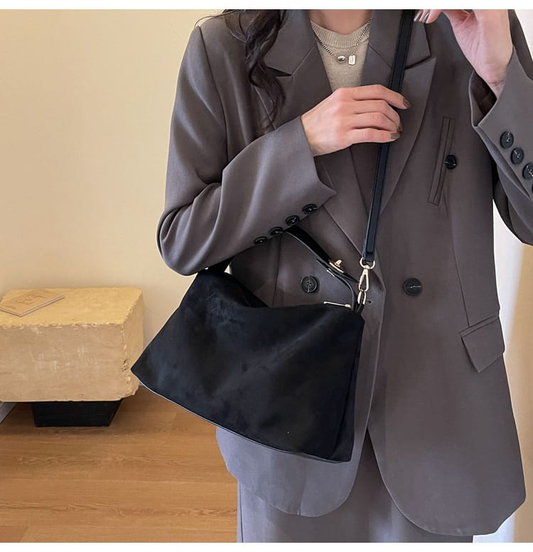 Retro Fashion Shoulder Bag with Polyester Lining for Travel and Daily