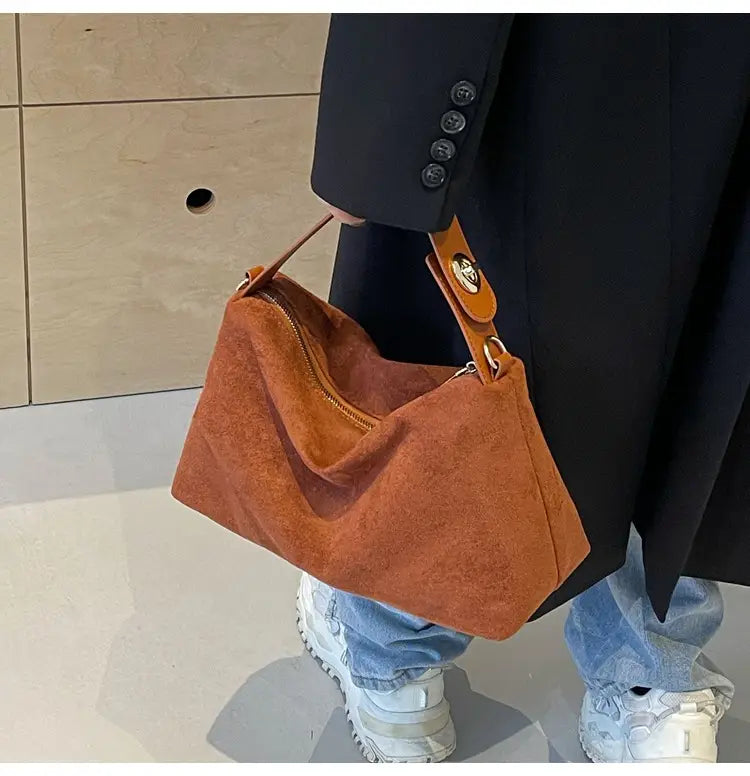 Retro Fashion Shoulder Bag with Polyester Lining for Travel and Daily