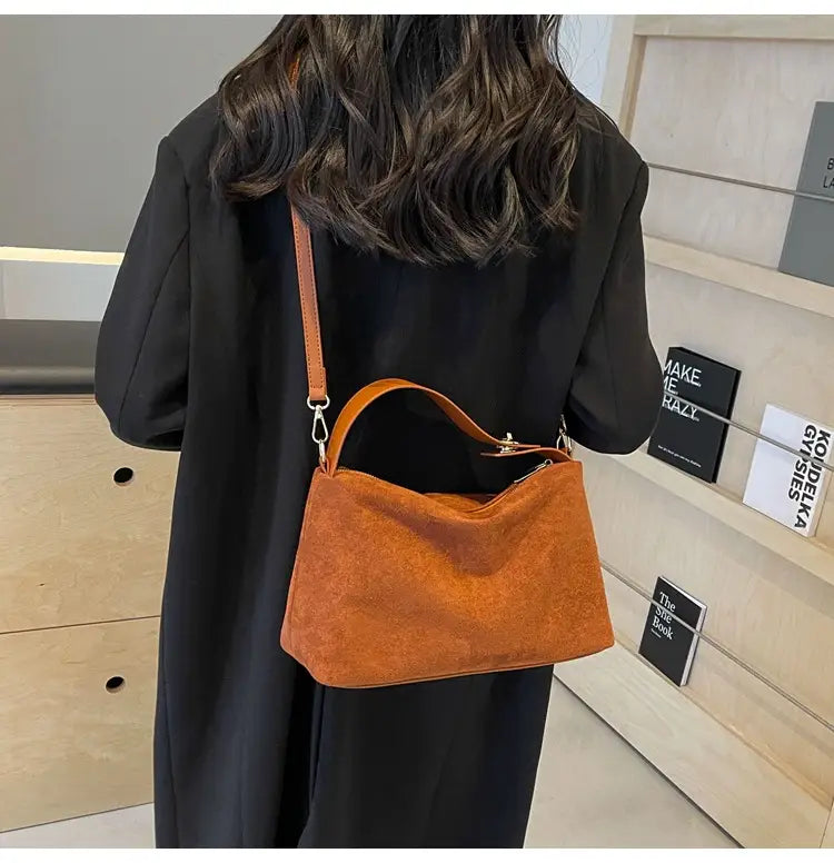 Retro Fashion Shoulder Bag with Polyester Lining for Travel and Daily