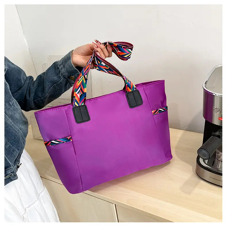 Lila Oxford tyg resväska med svarta ränder och dubbla axelanslutningar