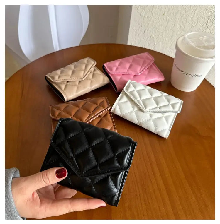 Nagyteljesítményű poliészter bélés 11,5 '' szélességű, 9,5 '' magasságú és 1 mm vastagságú szövet, ideális a varrott termékek vízszigetelésének és lélegzőképességének javításához.