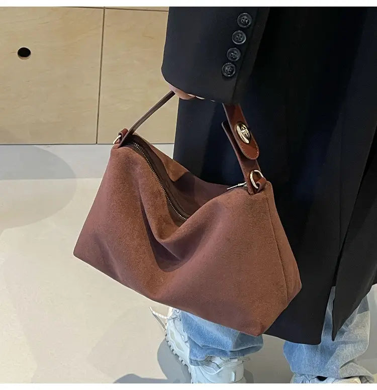 Retro Fashion Shoulder Bag with Polyester Lining for Travel and Daily