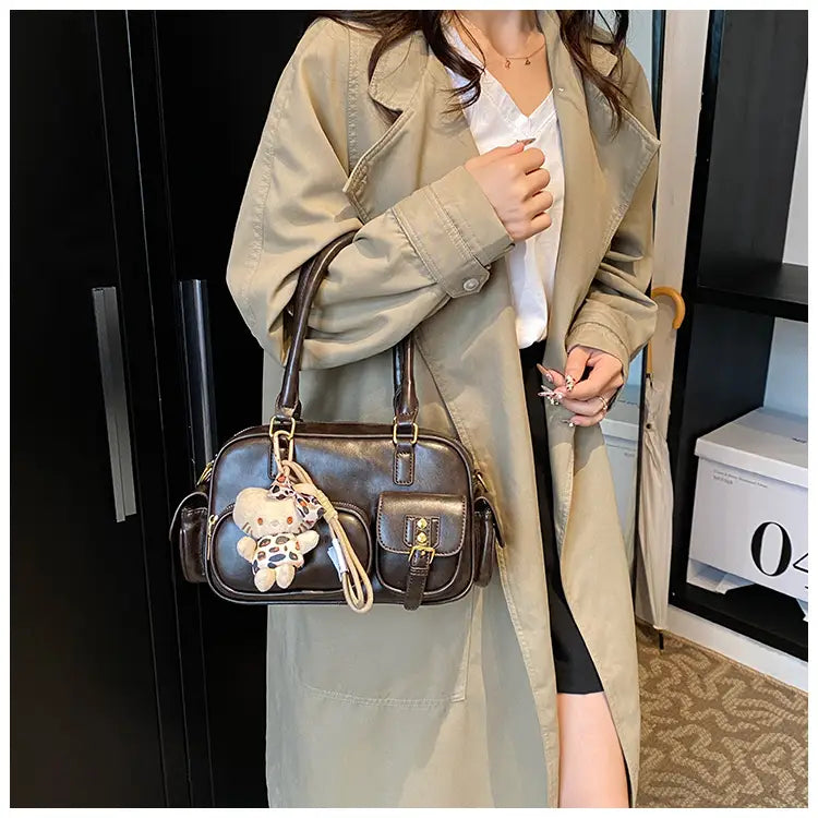 Barna vállszíj cipzáras táska szalag medálral és állítható hevederekkel