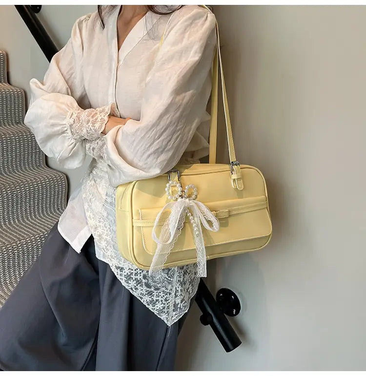 Mála gualainn flap meánach PU le scairf síoda agus bogha péarla do mhná