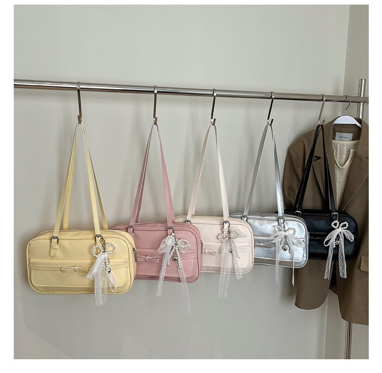 Mála gualainn flap meánach PU le scairf síoda agus bogha péarla do mhná