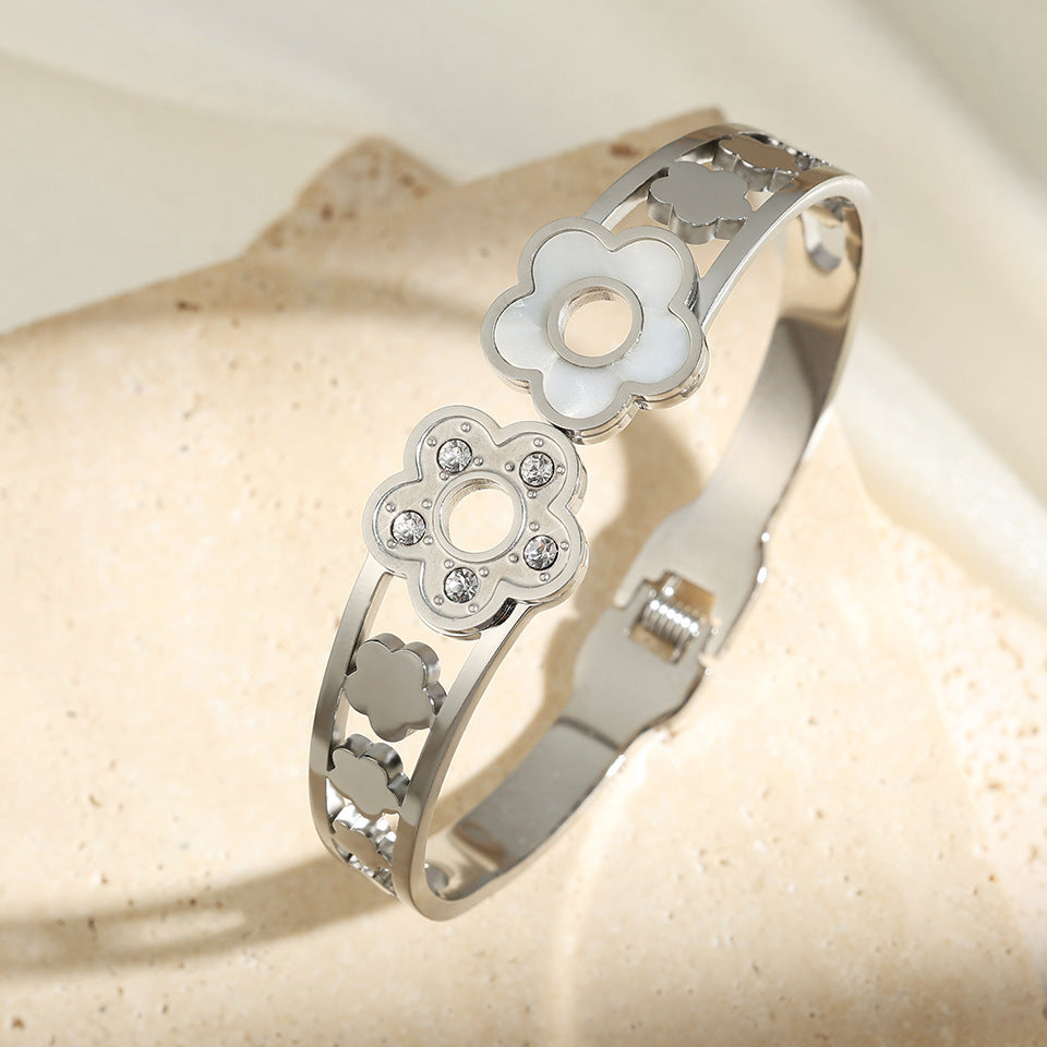 Fashion Hollowed-out Five-leaf Flower Bracelet Female Minority Simple - Five-Leaf Flower Bracelet in Hollow Design