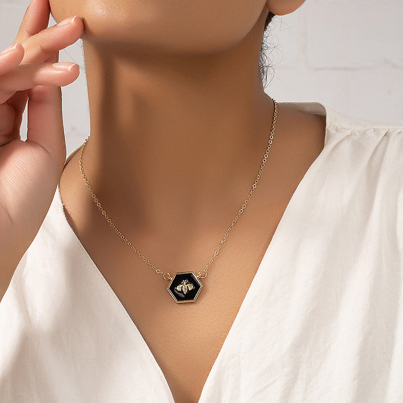 Simple Pendant Necklace in Gold and White Colors for Fashion - Color fashion simple pendant necklace