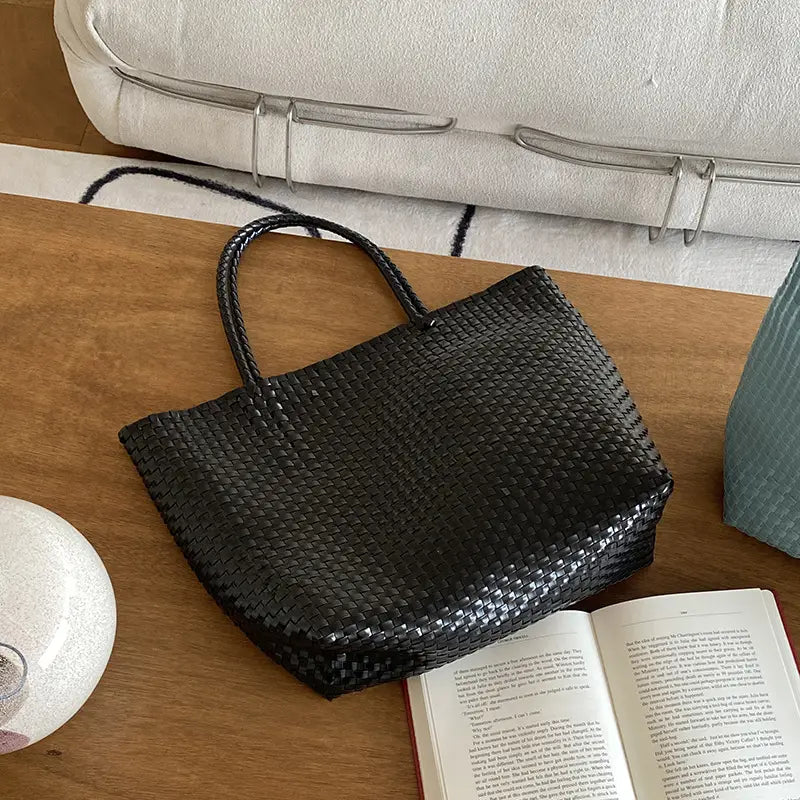 Pieni koko ja suuret mukit useita värejä kahvin ruskea vaaleanpunainen musta kahva korkeus