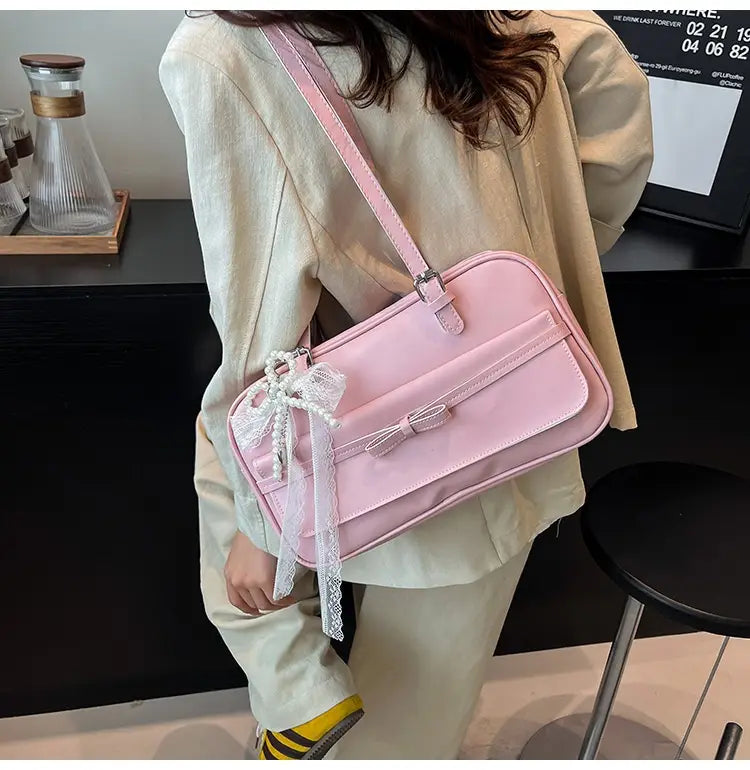 Mála gualainn flap meánach PU le scairf síoda agus bogha péarla do mhná