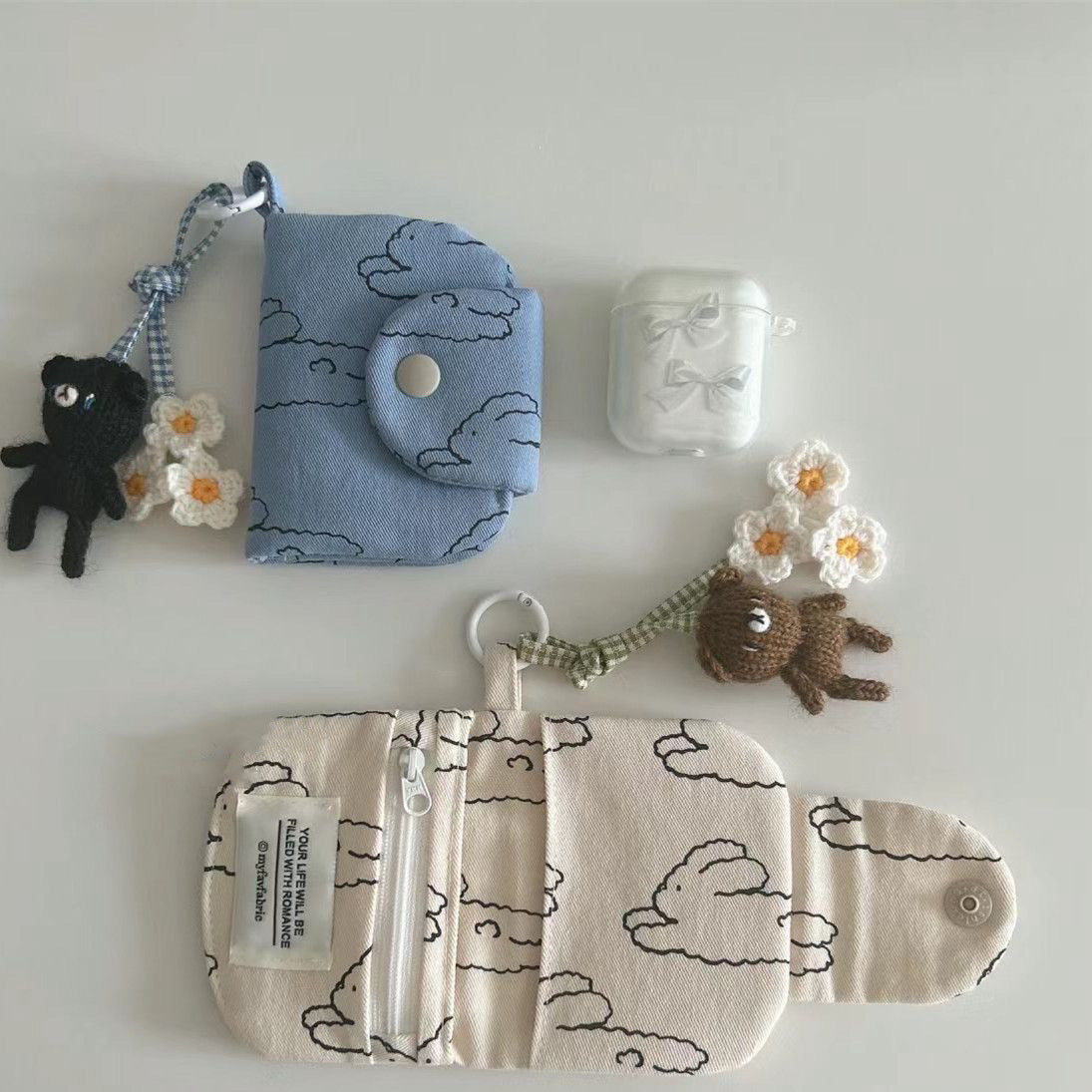 Flowers Lining Canvas Coin Pouch for Men and Women in the United States - Cute Daisy Purse Wallets with a Floral Flair