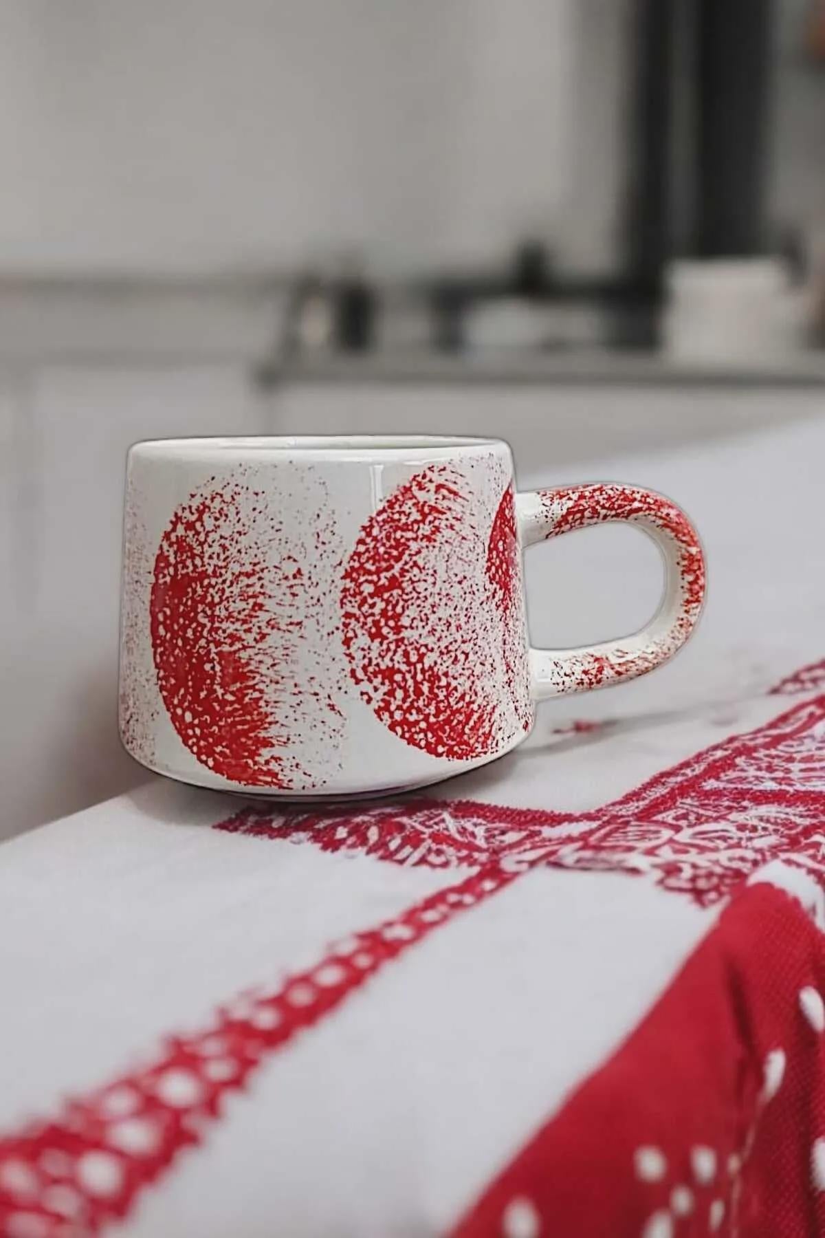 Handmade Ceramic Lips Mug with Red Kiss Print in Pop Art Style - Design handmade ceramic lips mug pop art style